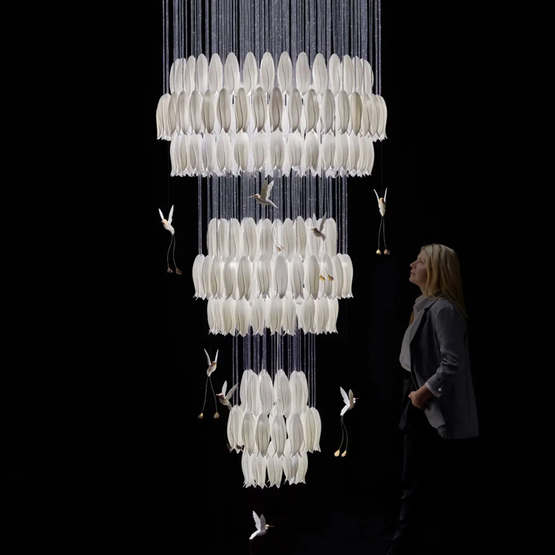 Большая Люстра для Лестницы Sagarti Contemporary chandelier ALBA GRAND Flowers & Birds Белый Золотой Большая Люстра для Лестницы Sagarti Contemporary chandelier ALBA GRAND Flowers & Birds Белый Золотой в Липецке | Loft Concept