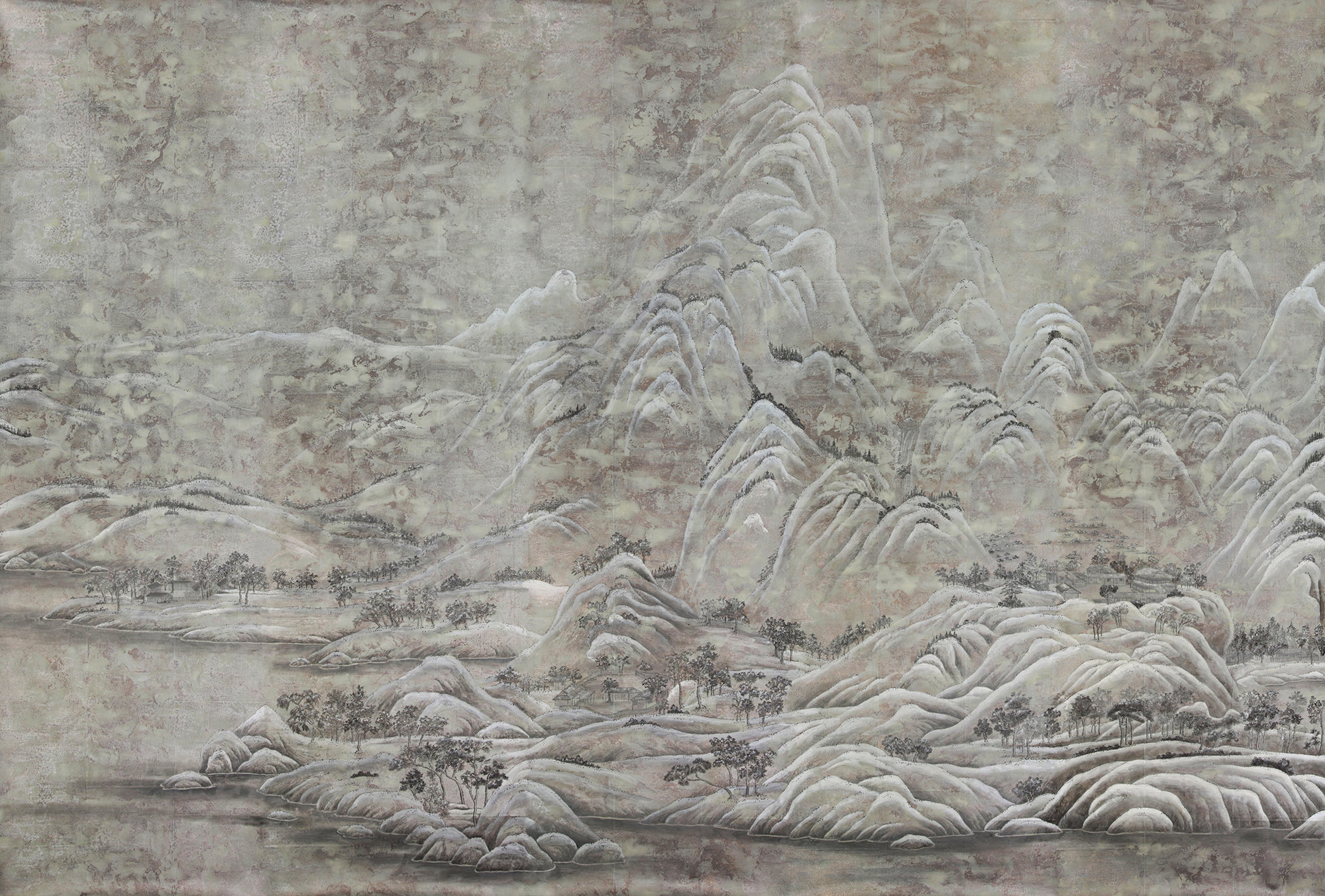 Обои ручная роспись A Thousand Li of Rivers and Mountains Colourway SC-102 on Sterling Silver gilded paper with pearlescent antiquing Обои ручная роспись A Thousand Li of Rivers and Mountains Colourway SC-102 on Sterling Silver gilded paper with pearlescent antiquing - постер Loft-Concept в Липецке