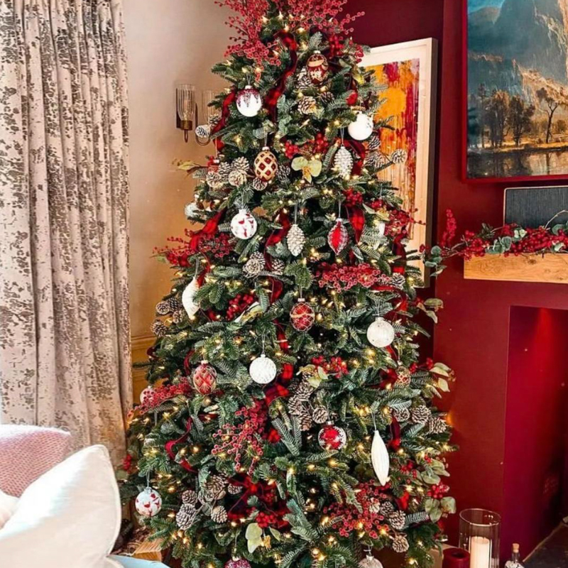 Дизайнерская Елка Украшенная Золотым и Белым декором Pine Cones and Red Decor Красный Белый Зеленый Дизайнерская Елка Украшенная Золотым и Белым декором Pine Cones and Red Decor Красный Белый Зеленый в Липецке | Loft Concept