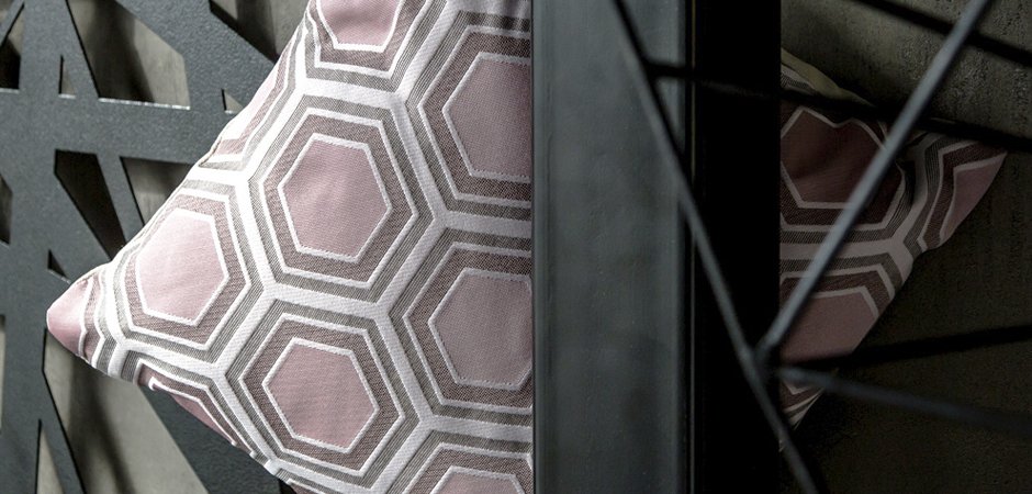 Подушка Hexagon Pink Geometry Подушка Hexagon Pink Geometry - Loft-Concept в Липецке
