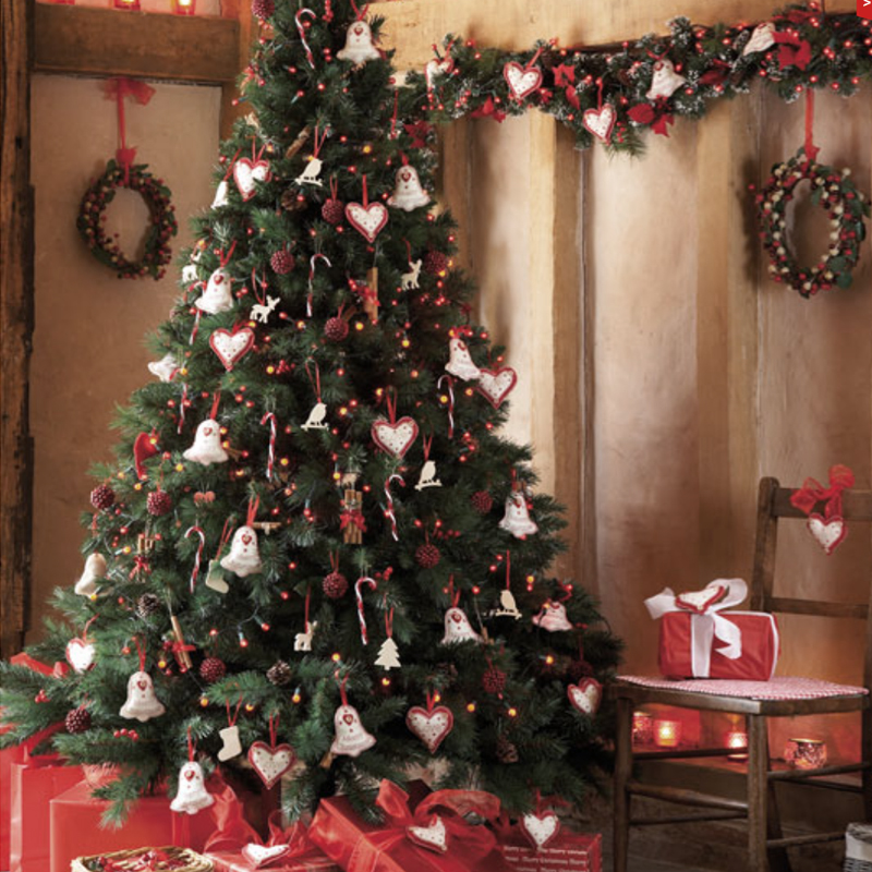 Дизайнерская Елка с Белым и Красным декором Christmas Tree Gingerbread Decor Белый Красный Дизайнерская Елка с Белым и Красным декором Christmas Tree Gingerbread Decor Белый Красный в Липецке | Loft Concept
