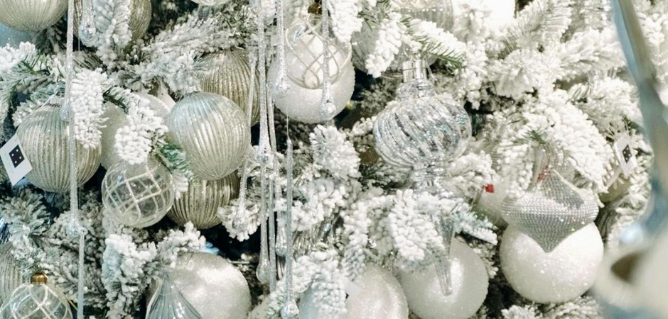 Дизайнерская Елка Заснеженная с Белыми елочными игрушками Christmas Tree White Hoarfrost Дизайнерская Елка Заснеженная с Белыми елочными игрушками Christmas Tree White Hoarfrost - Loft-Concept в Липецке