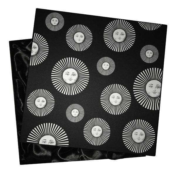 Подарочная коробка для тарелок Fornasetti Черно-белый Подарочная коробка для тарелок Fornasetti Черно-белый в Липецке | Loft Concept
