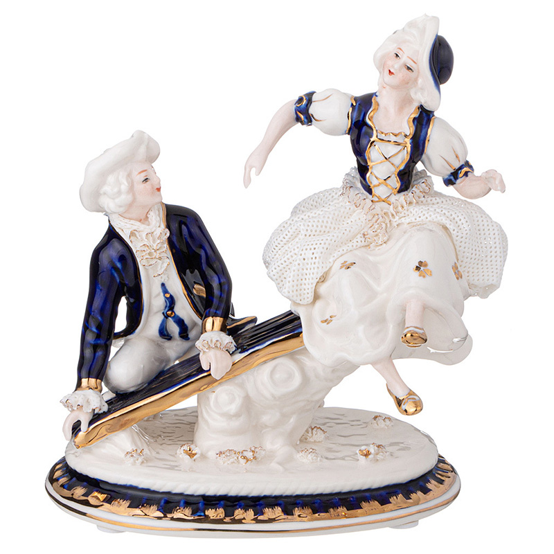Статуэтка фарфоровая Влюбленная пара Charming Statuette Белый Синий Золотой Статуэтка фарфоровая Влюбленная пара Charming Statuette Белый Синий Золотой в Липецке | Loft Concept