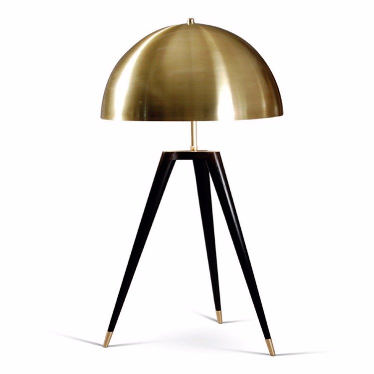 Настольная лампа Matthew Fairbank Fife Tripod Table Lamp Черный Глянцевое золото Настольная лампа Matthew Fairbank Fife Tripod Table Lamp Черный Глянцевое золото в Липецке | Loft Concept
