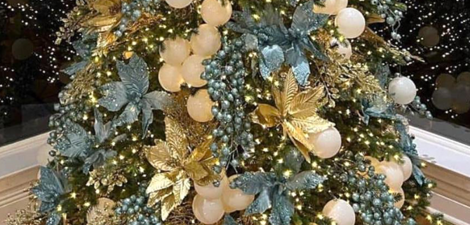Дизайнерская Елка украшенная Золотыми и Голубыми Цветами Golden and Blue Flowers Дизайнерская Елка украшенная Золотыми и Голубыми Цветами Golden and Blue Flowers - Loft-Concept в Липецке