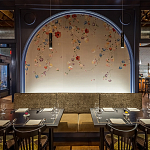 Обои ручная роспись Falling Flowers Standard colourway on Pale Grey dyed silk варинант исполнения - 1 | Loft Concept в Липецке