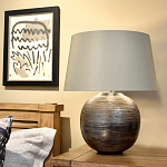 Настольная лампа с круглым фарфоровым основанием ручной работы с покрытием глазурью и белым абажуром из искусственного шелка Elstead Lighting варинант исполнения - 2 | Loft Concept в Липецке