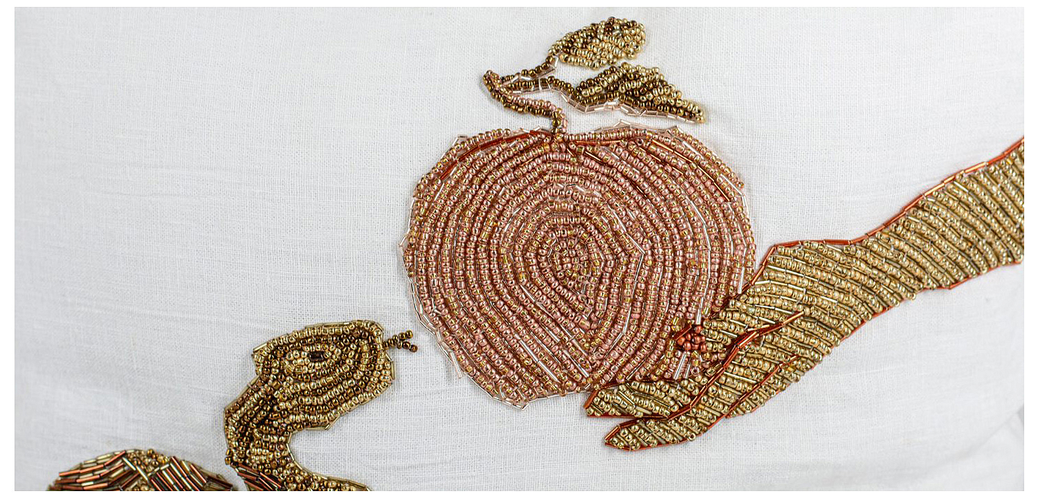 Подушка с вышивкой из бисера Snake with Apple Подушка с вышивкой из бисера Snake with Apple - Loft-Concept в Липецке