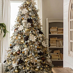 Дизайнерская Елка украшенная шарами в бежевых тонах и декором в виде белых цветов и шишек варинант исполнения - 1 | Loft Concept в Липецке