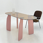 Обеденный стол со стеклянной столешницей и розовыми ножками с тканевой обивкой Wrigley варинант исполнения - 5 | Loft Concept в Липецке