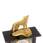 Часы настольные с декором в виде волка из натурального камня Офиокальцит Wolf Stone Clock варинант исполнения - 3 | Loft Concept в Липецке