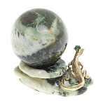 Шар с декором в виде бронзовой ящерицы на подставке из натурального камня Змеевик Natural Stone Spheres 4.5 см варинант исполнения - 2 | Loft Concept в Липецке