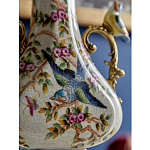 Ваза белого цвета из фарфора с цветочным рисунком и бронзовыми ручками с фигурками птиц Eden Garden porcelain and bronze варинант исполнения - 4 | Loft Concept в Липецке