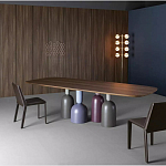 Обеденный стол деревянный с разноцветными фигурными ножками Cop варинант исполнения - 2 | Loft Concept в Липецке