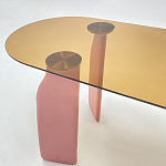 Обеденный стол со стеклянной столешницей и розовыми ножками с тканевой обивкой Wrigley варинант исполнения - 4 | Loft Concept в Липецке