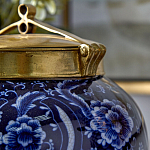 Ваза с насыщенным синим орнаментом и золотой крышкой Blue & White Ornament  варинант исполнения - 3 | Loft Concept в Липецке