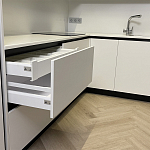 Угловой кухонный гарнитур Жемчужный белый Серый Clarke Kitchen Set White Grey варинант исполнения - 6 | Loft Concept в Липецке