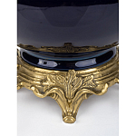 Ваза темно-синяя фарфоровая на бронзовой подставке с ажурным ободком и изогнутыми ручками Eden Garden варинант исполнения - 3 | Loft Concept в Липецке