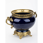 Ваза темно-синяя фарфоровая на бронзовой подставке с ажурным ободком и изогнутыми ручками Eden Garden варинант исполнения - 2 | Loft Concept в Липецке