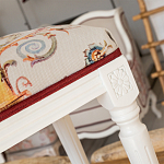 Банкетка одноместная из массива бука бежевая с растительным орнаментом Raffael Beige Floral Banquette варинант исполнения - 2 | Loft Concept в Липецке