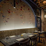 Обои ручная роспись Falling Flowers Standard colourway on Pale Grey dyed silk варинант исполнения - 2 | Loft Concept в Липецке