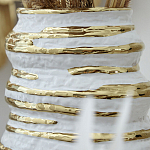 Ваза белая с рельефной поверхностью и золотыми полосами Vase Beehive варинант исполнения - 3 | Loft Concept в Липецке