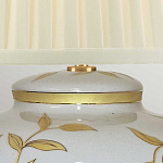 Настольная лампа с фарфоровым основанием бежевого цвета с рисунком и плиссированным абажуром на темной подставке Elstead Lighting варинант исполнения - 8 | Loft Concept в Липецке