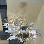 Люстра подвесная с белыми матовыми и золотыми глянцевыми листьями Wintery flovers варинант исполнения - 4 | Loft Concept в Липецке