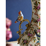 Ваза белого цвета из фарфора с цветочным рисунком и бронзовыми ручками с фигурками птиц Eden Garden porcelain and bronze варинант исполнения - 1 | Loft Concept в Липецке