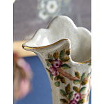 Ваза белого цвета из фарфора с цветочным рисунком и бронзовыми ручками с фигурками птиц Eden Garden porcelain and bronze варинант исполнения - 5 | Loft Concept в Липецке