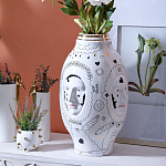 Ваза с декоративными лицами и графическими элементами в виде сердец и символов Faces of Imagination варинант исполнения - 3 | Loft Concept в Липецке