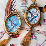 Картина с изображением павлинов в саду в овальной позолоченной раме с кисточкой Chinoiserie Imperial Garden Peacocks on a Tree Poster варинант исполнения - 4 | Loft Concept в Липецке