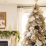 Дизайнерская Елка украшенная шарами в бежевых тонах и декором в виде белых цветов и шишек варинант исполнения - 3 | Loft Concept в Липецке