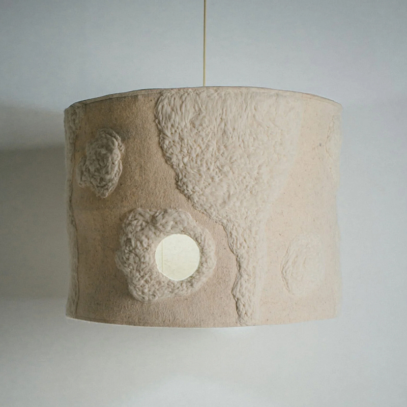 Подвесной светильник из шерсти в технике сухого валяния Dry Felted Wool Lamp Бежевый Подвесной светильник из шерсти в технике сухого валяния Dry Felted Wool Lamp Бежевый в Липецке | Loft Concept