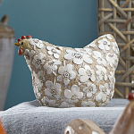 Статуэтка курица с резными белыми цветами на бежевой фактурной поверхности Rustic Chicken варинант исполнения - 3 | Loft Concept в Липецке