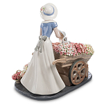 Статуэтка фарфоровая Девушка и маленькая девочка с цветами Charming Statuette варинант исполнения - 3 | Loft Concept в Липецке