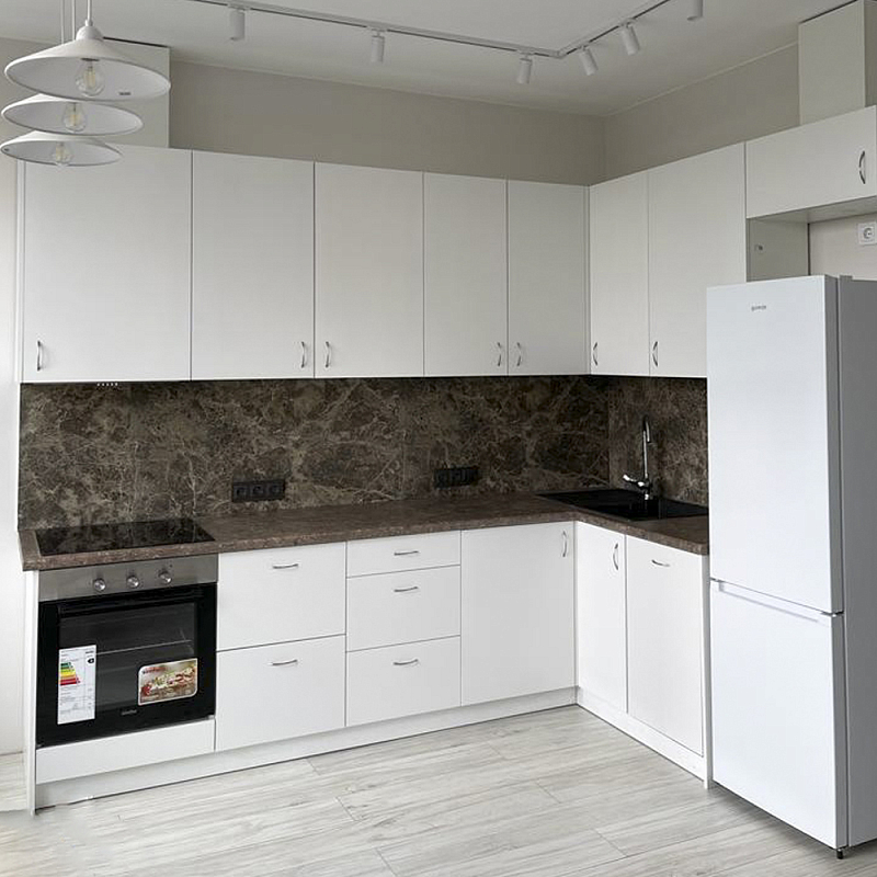 Угловой кухонный гарнитур белый и столешница под мрамор Gene Kitchen Set Белый Коричневый Угловой кухонный гарнитур белый и столешница под мрамор Gene Kitchen Set Белый Коричневый в Липецке | Loft Concept