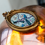 Картина с изображением павлинов в саду в овальной позолоченной раме с кисточкой Chinoiserie Imperial Garden Peacocks on a Tree Poster варинант исполнения - 3 | Loft Concept в Липецке