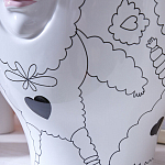 Ваза с декоративными лицами и графическими элементами в виде сердец и символов Faces of Imagination варинант исполнения - 10 | Loft Concept в Липецке