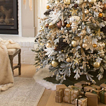 Дизайнерская Елка украшенная шарами в бежевых тонах и декором в виде белых цветов и шишек варинант исполнения - 2 | Loft Concept в Липецке