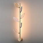 Бра с золотистой вертикальной трубкой и декоративными прозрачными листьями из стекла Sylva  варинант исполнения - 4 | Loft Concept в Липецке