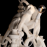 Люстра с тремя фигурами обезьян с лампочками в руках белого цвета Hanging Monkey варинант исполнения - 4 | Loft Concept в Липецке