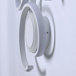 Бра белого цвета с изогнутыми световыми линиями и круглым основанием Luke Lampco Tracer Lamp варинант исполнения - 6 | Loft Concept в Липецке