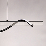 Люстра линейная черного цвета с волнообразным металлическим элементом Luke Lampco Tracer Lamp варинант исполнения - 8 | Loft Concept в Липецке