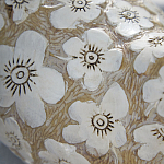 Статуэтка курица с резными белыми цветами на бежевой фактурной поверхности Rustic Chicken варинант исполнения - 2 | Loft Concept в Липецке