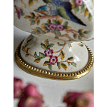 Ваза белого цвета из фарфора с цветочным рисунком и бронзовыми ручками с фигурками птиц Eden Garden porcelain and bronze варинант исполнения - 3 | Loft Concept в Липецке