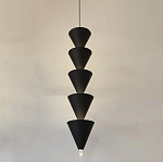 Подвесной светильник светодиодный в виде ряда черных металлических конусов  Herringbone варинант исполнения - 4 | Loft Concept в Липецке