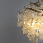 Люстра подвесная с белыми перламутровыми подвесками и изогнутыми золотистыми элементами Диаметр 50 см SHELL Chandelier варинант исполнения - 3 | Loft Concept в Липецке