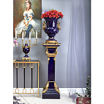 Подсвечник из темно-синего фарфора на бронзовой подставке с фигурками ангелов и декоративными ручками Eden Garden варинант исполнения - 2 | Loft Concept в Липецке